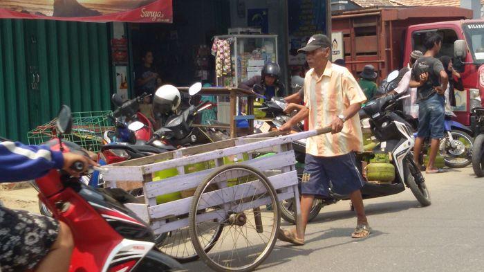 Warga Tangga Takat Plaju Antre Gas Elpiji 3 Kg Sejak Subuh