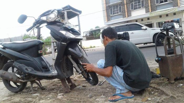 Tak Perlu Takut Dorong Motor, Setiap 100 Meter Ada Tukang Tambal Ban di Seberang Ulu