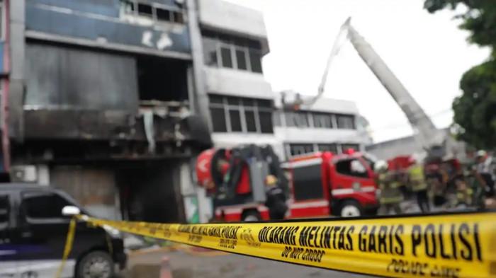 Garis polisi terpasang di lokasi kebakaran kantor PT Terra Drone, Kemayoran, Jakarta Pusat pada Selasa (9/12/2025) sore. Ada 22 korban meninggal, satu diantaranya seorang wanita hamil.