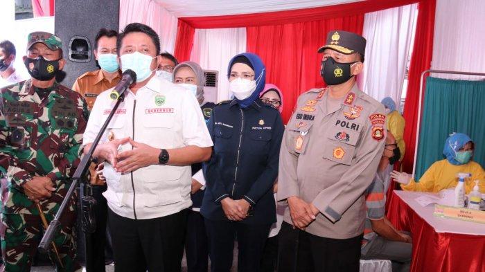 KAPOLDA Sumsel Dampingi Gubernur Herman Deru Vaksinasi Covid19 Bagi Pedagang Pasar Cinde Palembang