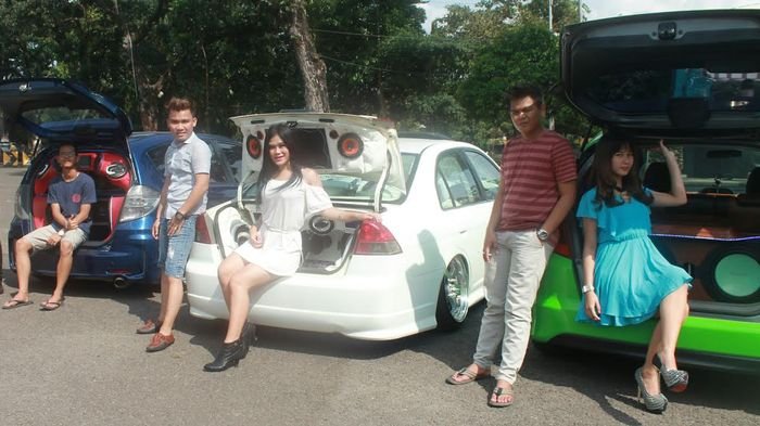 Kesan Elegan, Mini Bar, Audio dan Sofa Satu Paket