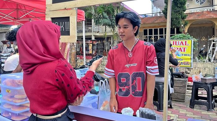 ES COKELAT - Manis, creamy, dan penuh rasa cokelat asli—itulah Es Coklat Nyandu. Berawal dari komitmen menghadirkan rasa cokelat murni, brand lokal ini terus berkembang dan jadi pilihan pecinta minuman cokelat di Palembang. Harga satu cup Rp18.000 di cabang Kambang Iwak, worth it banget buat dicoba.