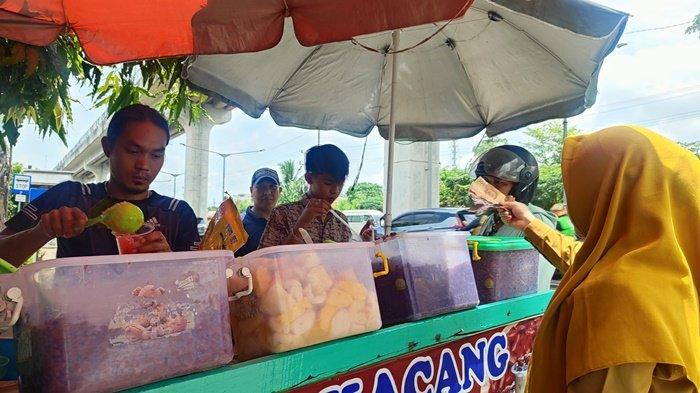 3 Jam Ratusan Porsi Es Kacang Mey Mey di Palembang Habis Terjual, Warga Rela Antre