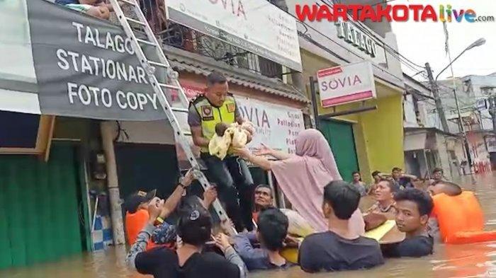 Tak Ada Perahu Karet Bayi Berusia Satu Bulan di Tangerang Dievakuasi Gunakan Papan Kayu