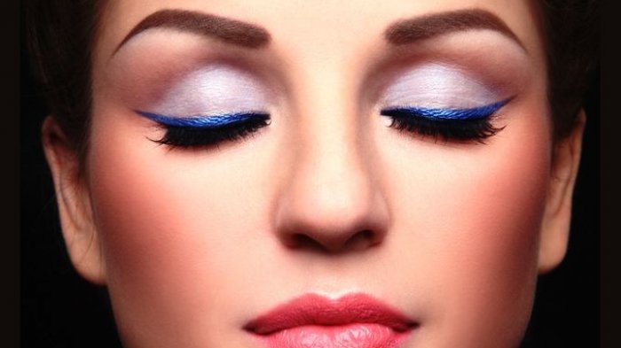 Agar Tampilanmu Makin Kece! Cobain 3 Tren Kekinian Pakai Eyeliner Biru