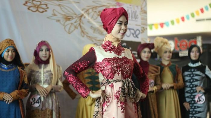 Menengok Belasan Muslimah Cantik Berlenggak-lenggok di Atas Catwalk