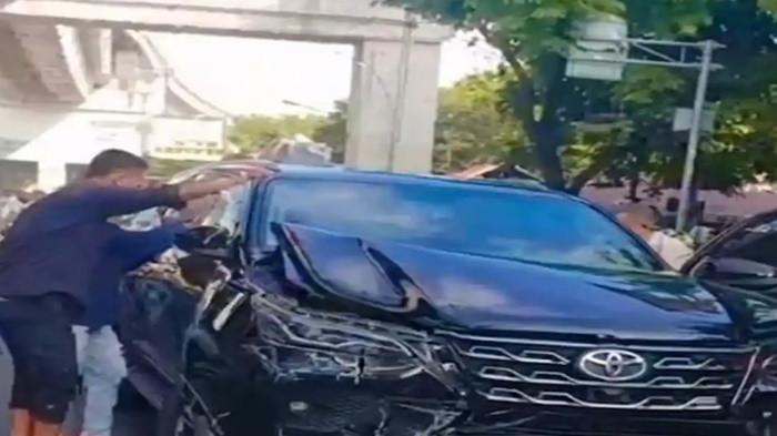 KECELAKAAN BERUNTUN- Mobil fortuner yang terlibat kecelakaan beruntun di depan Pasar Cinde Palembang, Jumat (6/6/2026).