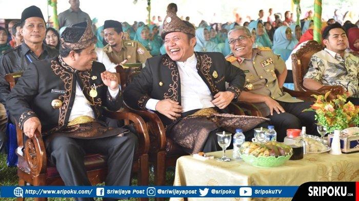 Blusukan ke Desa Sidang Emas, Herman Deru Janjikan Jalan Desa Mulus 2020