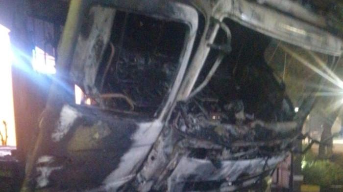 TRUK Fuso Terbakar di PT Gaya Makmur Tractor, Warga Kebun Bunga Palembang Dibuat Heboh dan Panik