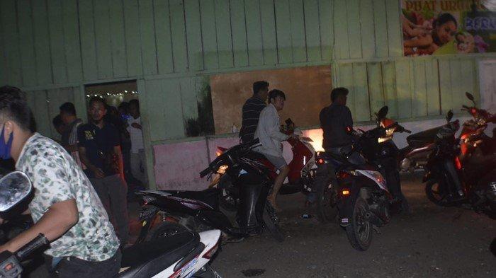 Ratusan Pengunjung Kocar-kacir Saat Petugas Datang, Rupanya Panti Pijat Dalamnya Tempat Karaoke