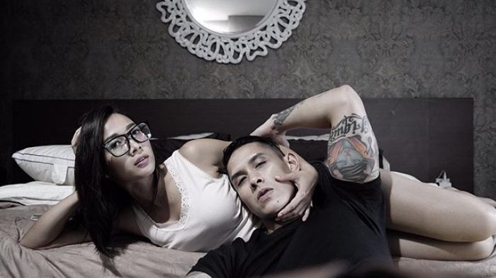 Foto Mesra di Ranjang Para Artis Ini , Bikin Para Jomblo Pengen Buruan Nikah