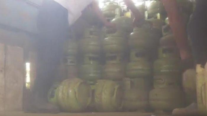 NEWS VIDEO SRIPO: Warga Tangga Takat Antre Gas Elpiji Sejak Subuh