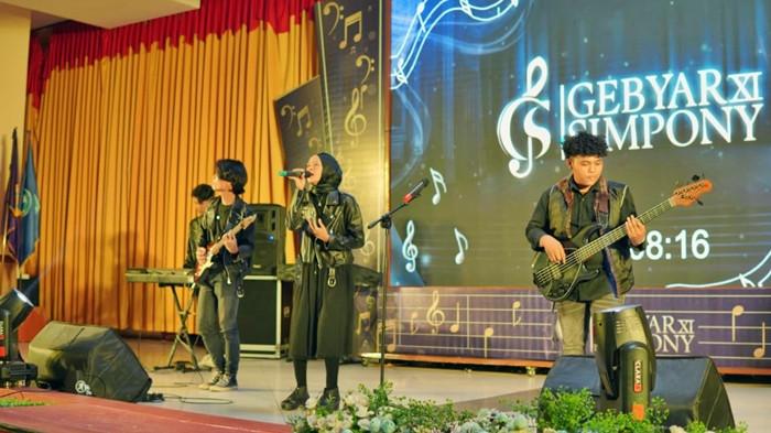 GEBYAR SIMPONY - Lomba Full Band, Tari Kreasi Nusantara, Vokal Solo, dan Teater memeriahkan panggung Graha Polsri, menunjukkan potensi besar seniman muda dalam dunia seni pertunjukan.