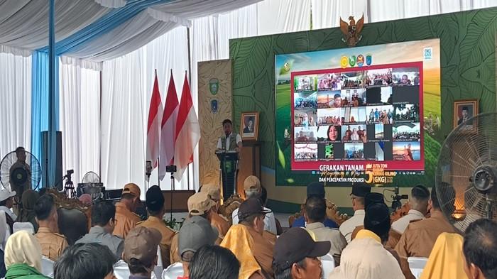 GERAKAN TANAM -  Gerakan Tanam sebagai wujud nyata gerakan, dicanangkan secara serentak di 17 kabupaten/kota berpusat di Desa Cahya Bumi, Kecamatan Lempuing pada Selasa (19/5/2026) pagi.  Gerakan ini menjadi langkah konkret daerah untuk mempertahankan dan mencapai target produksi 5 juta ton gabah kering giling (GKG) di Sumatera Selatan.