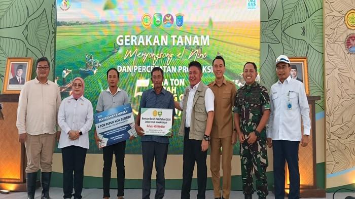 GERAKAN TANAM -  Gerakan Tanam sebagai wujud nyata gerakan, dicanangkan secara serentak di 17 kabupaten/kota berpusat di Desa Cahya Bumi, Kecamatan Lempuing pada Selasa (19/5/2026) pagi.  Gerakan ini menjadi langkah konkret daerah untuk mempertahankan dan mencapai target produksi 5 juta ton gabah kering giling (GKG) di Sumatera Selatan.