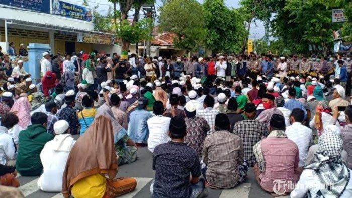 Massa yang Geruduk Rumah Ibunda Mahfud MD, Ternyata Minta Polisi tak Panggil Habib Rizieq