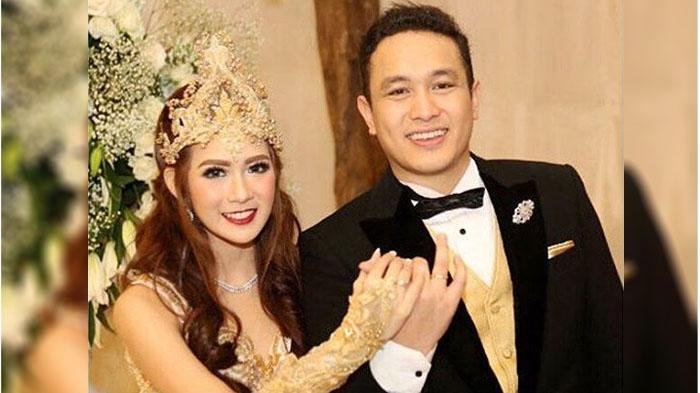 Pasangan Gilang Dirga dan Adiezty Fersa Sedang Dirundung Duka