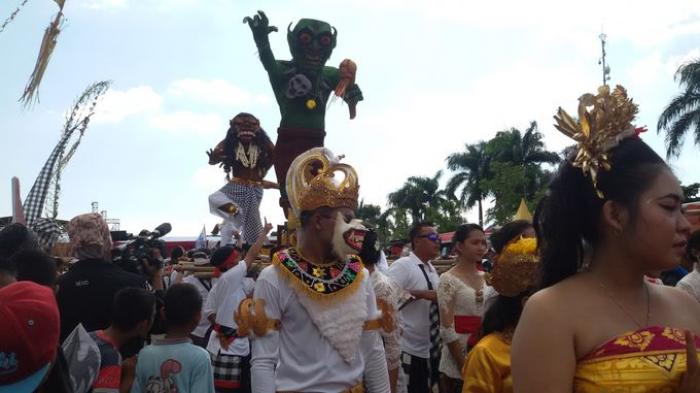 Raksasa Hijau Goblin Curi Perhatian Warga Sebelum Dibakar