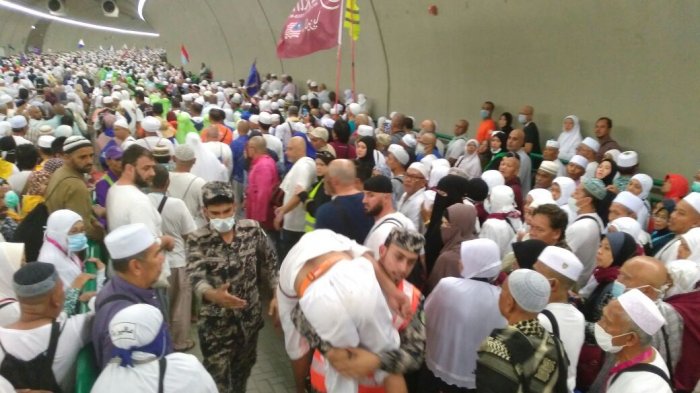 Heboh Ada Jamaah Haji Pingsan Dalam Terowongan, Petugas Langsung Lakukan Evakuasi