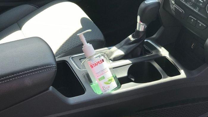 Inilah 4 Alasannya Mengapa Simpan Hand Sanitizer di Dalam Mobil Tidak Dianjurkan