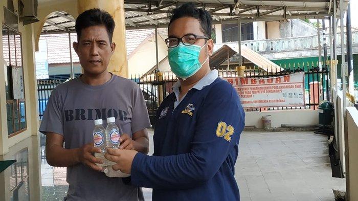Seorang Pengusaha Perempuan Ini Bagi-bagikan Hand Sanitizer Gratis untuk Masyarakat
