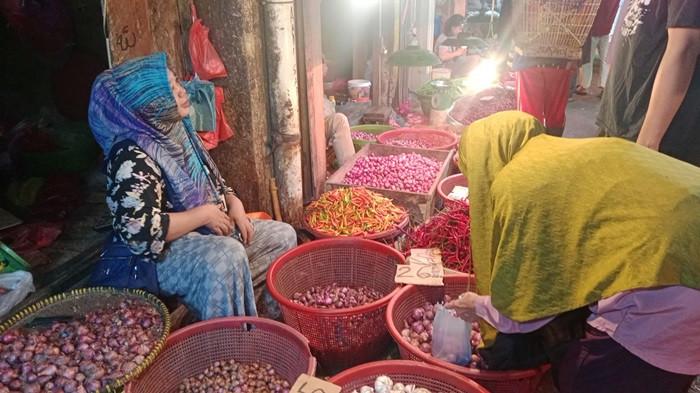 HARGA CABAI - Sepekan menjelang Hari Raya Idul Adha 1447 Hijriah yang jatuh pada Rabu, 27 Mei 2026, sejumlah harga kebutuhan bahan pokok di Pasar Induk Jakabaring, Jalan Pangeran Ratu, Kecamatan Seberang Ulu I, Palembang, mulai mengalami lonjakan signifikan pada Rabu (20/5/2026).