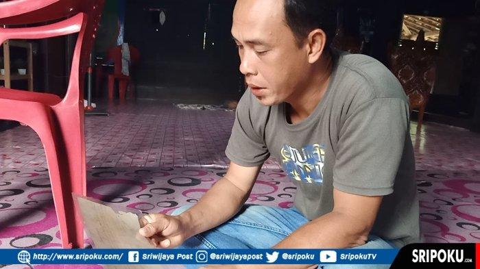 Harun Djakfar ketika sedang membacakan isi surat pinjaman uang kepada pemerintah Republik Indonesia, Rabu (19/8/2020)