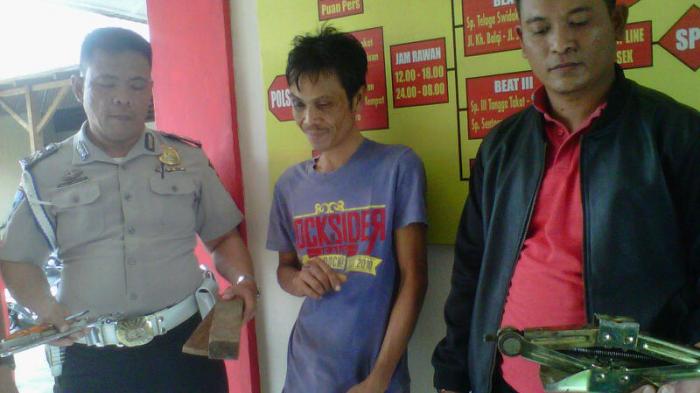 Anak Sering Dimarahi, Een Bobol Warung Tetangga