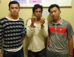 Dengan Santainya Heriyanto Pinjam Motor Anggota Polisi yang Menyamar