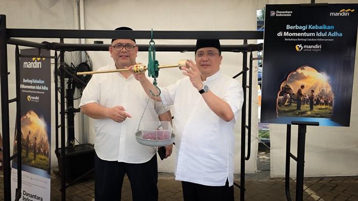 SERAHKAN HEWAN KURBAN - Melalui program Mandiri Berbagi Kebaikan ke Seantero Negeri, Bank Mandiri Group bersama seluruh karyawan dan karyawatinya menyalurkan 2.529 hewan kurban pada perayaan Idul Adha 1447 H yang terdiri dari 994 Sapi dan 1.535 Kambing di penjuru Indonesia sebagai wujud kepedulian sosial perusahaan kepada masyarakat.