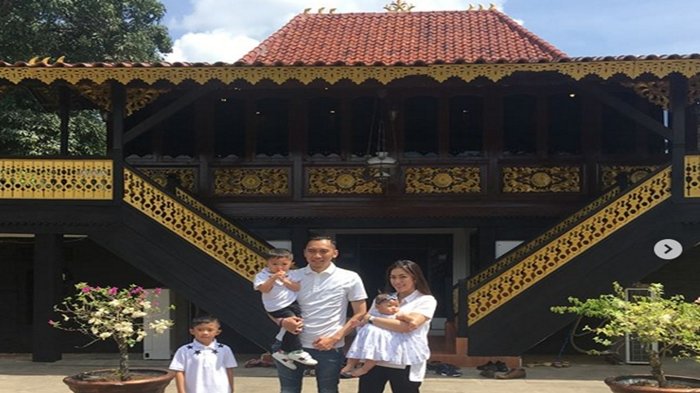 Ikut Acara Anaknya di Sekolah, Menantu SBY, Aliya Radjasa Bangga Kenakan Pakaian Adat Palembang