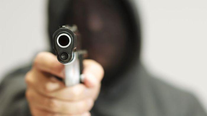 Supardi Ditodong Pistol Lalu Diikat di Batang Karet