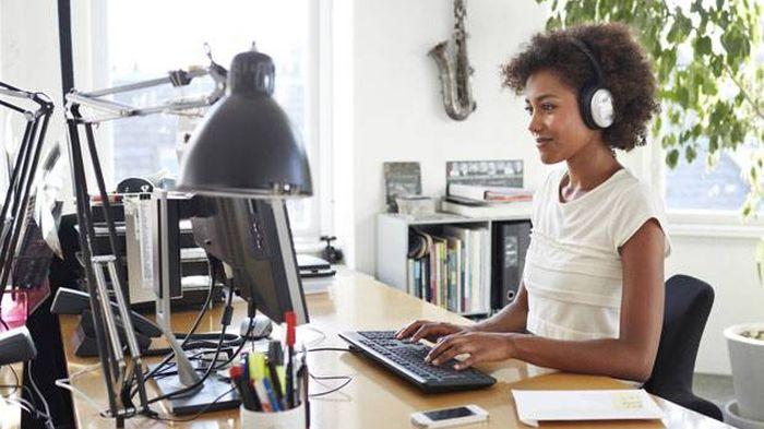 Terbiasa Bekerja Sambil dengar Musik? Silahkan Lanjutkan!