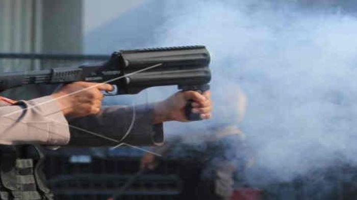 Moment Demonstran di Jakarta Peluk Polisi Penembak Gas Air Mata, Ini Tips Atasi Bahaya Gas Air Mata