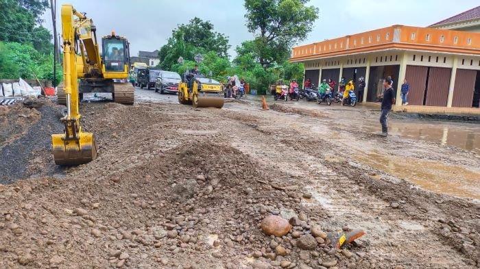 Melihat Progres Perbaikan Jalan Amblas Jalintengsum Muara Enim-Baturaja