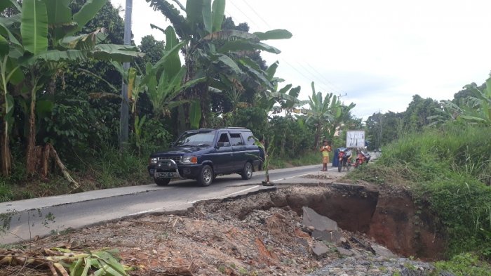 Baru Diperbaiki Tahun Lalu, Kini Jalan Menuju Danau Ranau Amblas Kembali & Cederai Pengendara