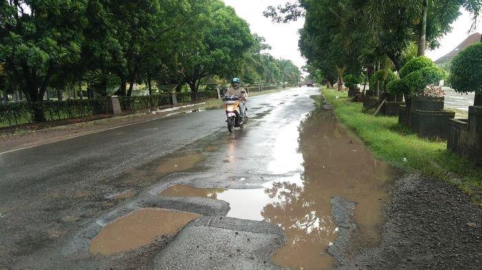 Jalan Lintas di Wilayah Kota Kayuagung Berlobang dan Digenangi Air Membahayakan Pengendara
