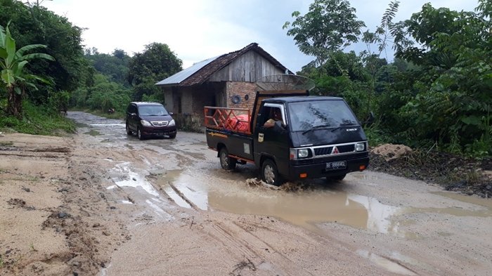 Jelang Arus Mudik, Jalan Provinsi di OKU Selatan Banyak Rusak Berlubang Bahkan Rawan Longsor