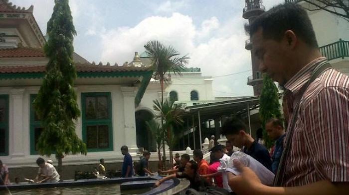 Benarkah Mengelap Air Setelah Berwudhu akan Menghapuskan Cahaya di Akhirat Kelak? Beginilah Hukumnya