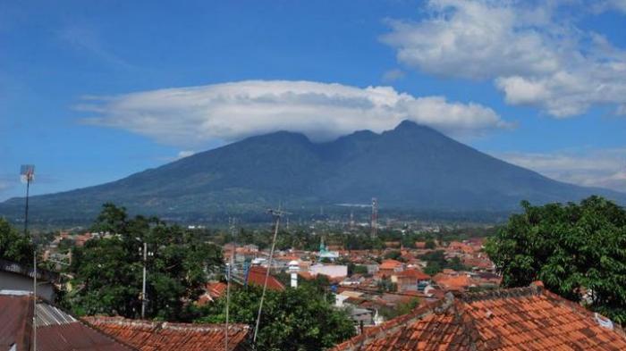 Penampakan UFO dan Munculnya Hujan Petir dari Awan CB Dibalik Musib AirAsia