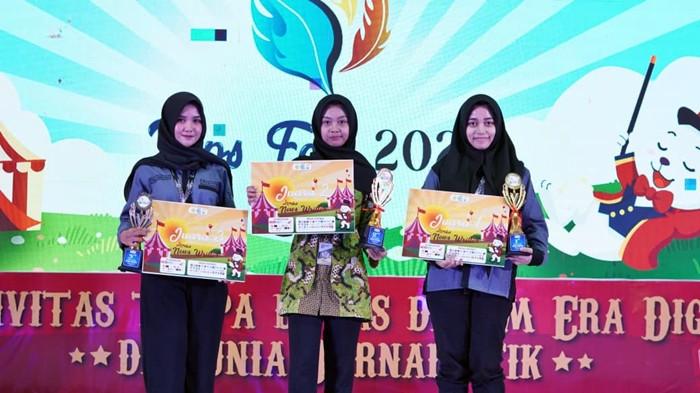 TRADISI KULINER - Tradisi bisa tetap bersinar meski zaman berubah. Hal itu ditunjukkan Tasya Dinda Putri, yang meraih Juara 3 News Writer WPS Fair 2025 berkat karyanya tentang pedagang pempek tumpah Palembang. Dalam tulisannya, ia menggambarkan bagaimana kuliner khas ini terus bertahan dan berkembang lewat adaptasi digital seperti Instagram dan TikTok. Keren, ya — budaya lokal tetap hidup di tangan anak muda yang kreatif.