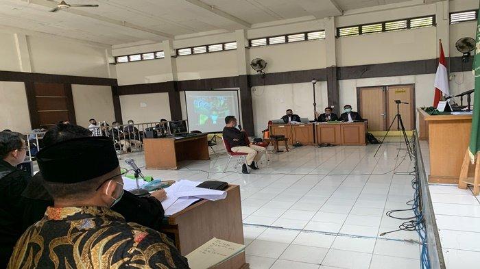 Malam Hari, Stafsus Keuangan PUPR Muara Enim Antar Sekardus Uang untuk Juarsah