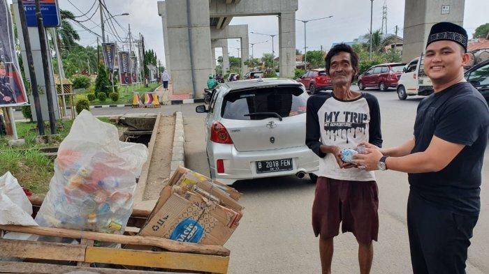 Jumat Berbagi Ala Polri, Giliran Unit Pidsus Polrestabes Palembang Bagikan Sembako dan Nasi Bungkus.