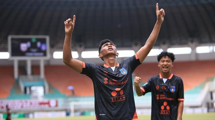 KAHAR SELEBRASI GOL - Kahar Kalu selbrasi gol Sumsel United yang dicetaknya di menit ke-19 memanfaatkan tendangan bebas Diego Pires Dall'Oca di luar kotak penalti mengalahkan Garudayaksa FC 0-1 di Stadion Pakansari Bogor, Jumat (7/11/2025)..