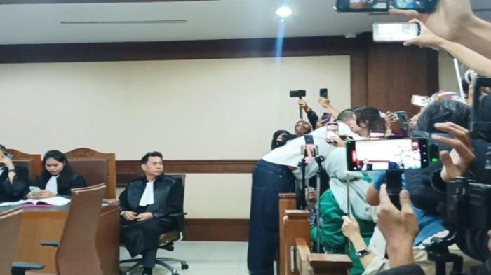Momen Ammar Zoni pelukan dengan Kameli di dalam ruang persidangan, Kamis (18/12/2025). Ini pertama kalinya Ammar jalani sidang offline sejak jadi tersangka dugaan bisnis narkoba di dalam rutan.