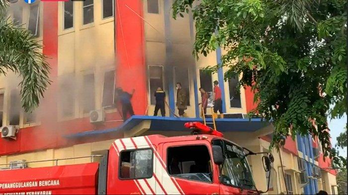 BREAKING NEWS: Kantor Disdukcapil Palembang Terbakar, Asap Hitam Keluar dari Jendela Lantai Dua