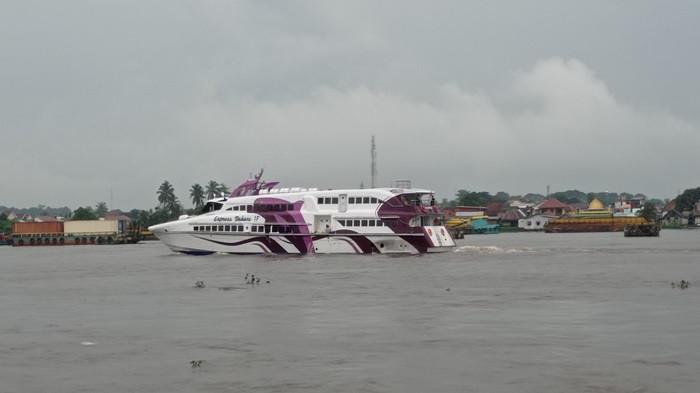 KAPAL CEPAT - Kapal cepat angkutan penumpang dari Palembang-Bangka saat melintas di Sungai Musi Palembang, Kamis (18/12/2025)
