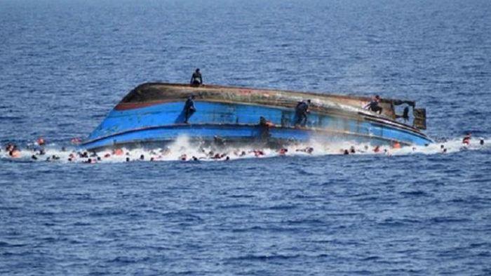 Mengerikan. . . Detik-detik Kapal Pengangkut Imigran Terbalik di Laut Mediterania - kapal-migran-terbalik-lagi_20160526_171002.jpg