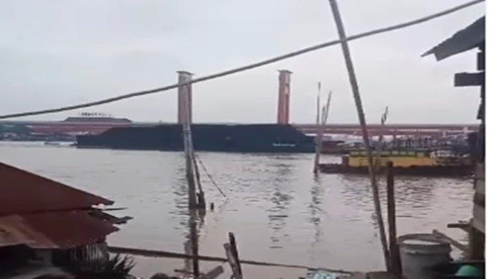 BREAKING NEWS : Tongkang Batubara di Perairan Sungai Musi Hantam Dermaga 7 Ulu Palembang