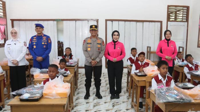 Kapolda Sumsel Irjen Pol Andi Rian R. Djajadi, S.I.K., M.H., meresmikan gedung baru hasil renovasi SD Swakarya yang terletak di Dusun Parit Beton, Desa Pulau Borang, Kabupaten Banyuasin, Rabu (29/10/2025). Kegiatan tersebut menjadi bukti nyata kepedulian Polda Sumsel bersama Bhayangkari Daerah Sumsel terhadap peningkatan kualitas pendidikan di wilayah pesisir yang memiliki keterbatasan akses.